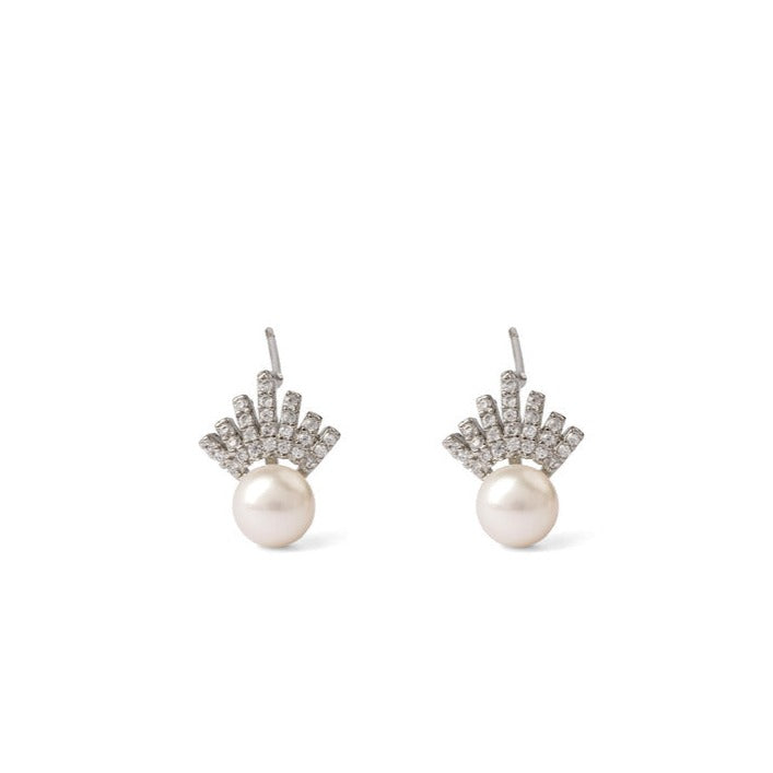 Shimmering Silver Pearl Earring